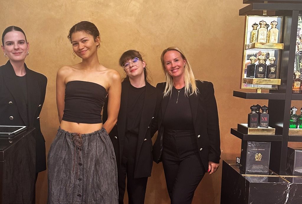 Egy budapesti parfümériában bukkant fel a híres színésznő. Zendaya megérkezett a magyar fővárosba, és már készül a Dűne 3 forgatása az Origo Filmstúdióban. 