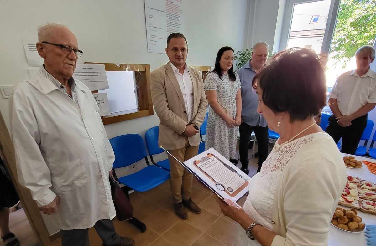 Utolsó rendelésére egykori és mostani páciensei is elkisérték. Tardos szeretett háziorvosának nevét mostantól emléktánla őrzi a rendelő falán.