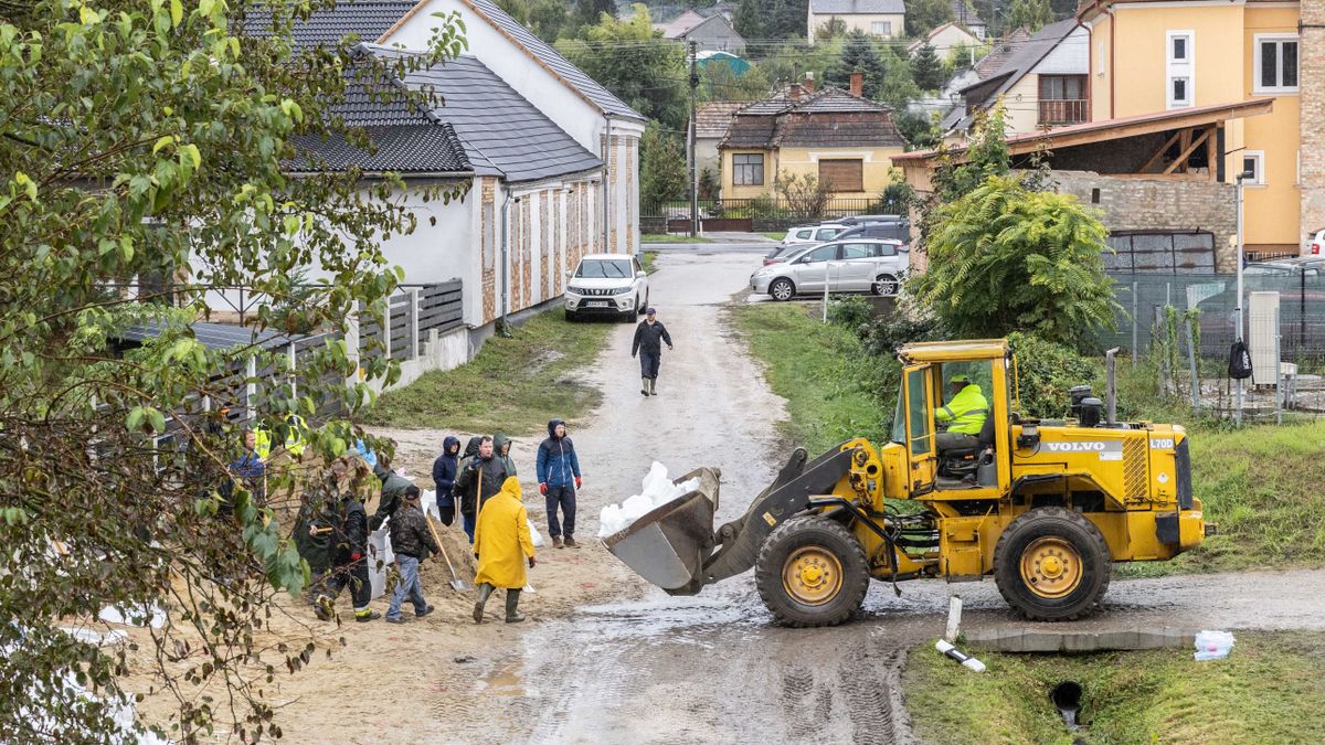 Vis maior támogatásból újulhat meg két károsodott terület Dunaalmáson. A dunai árvíz sok mindent tönkretett a településen.