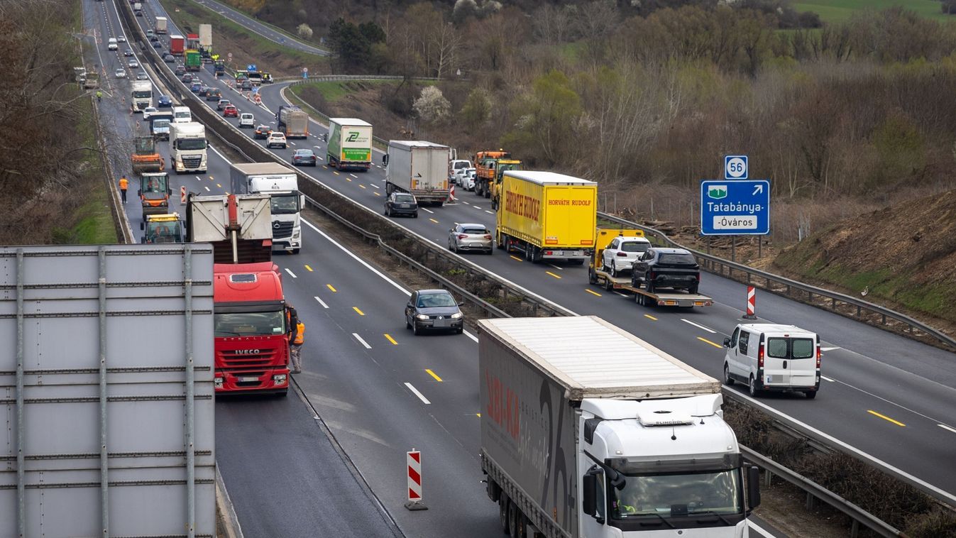 Kamion vesztegel az M1-esen, több kilométeres a torlódás