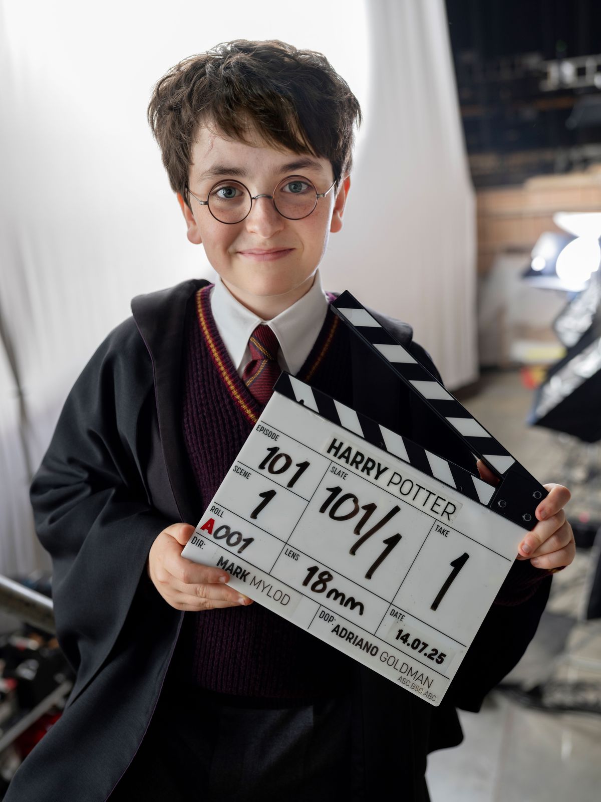 Dominic McLaughlin a Harry Potter sorozat HBO forgatásán, jelmezben. Forrás: WBD