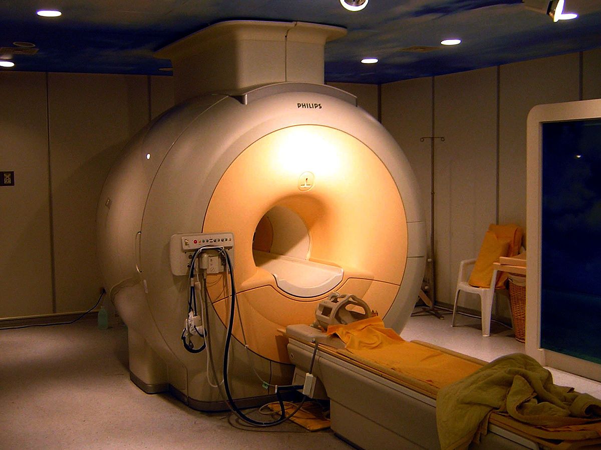Az MRI gépterembe belépve szinte beszippantotta a gép - belehalt sérüléseibe. Egy tanulságos videót is találtunk arról, milyen erős az MRI gép.