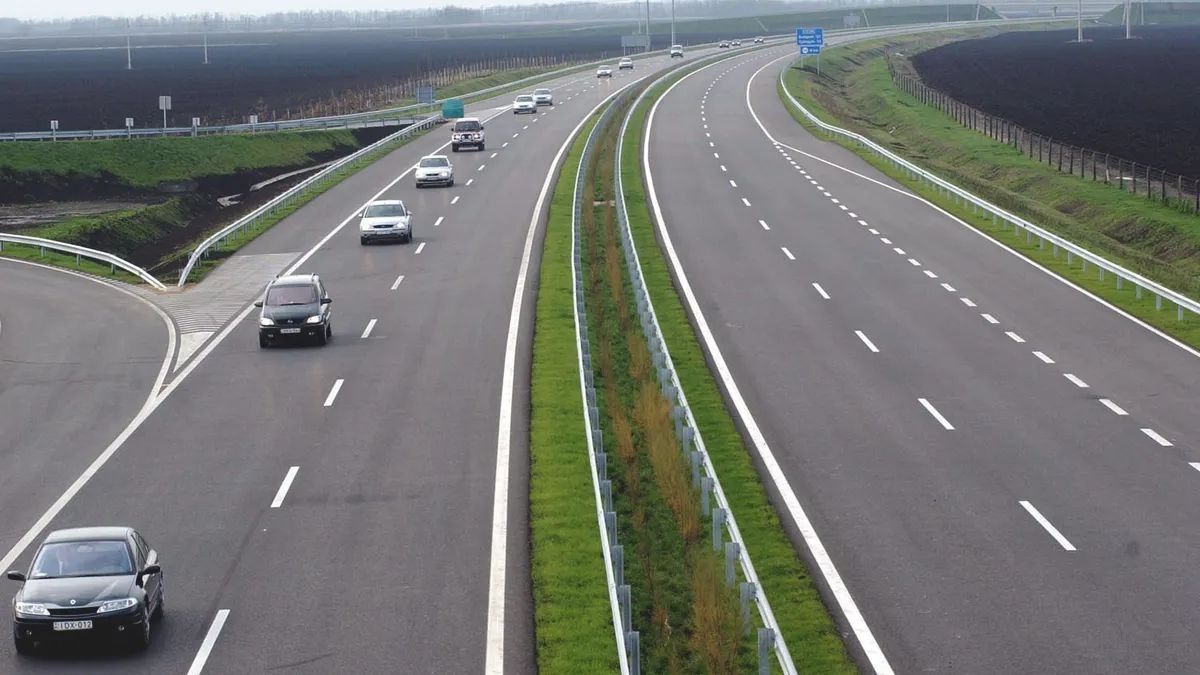 Burkolatjavítást végeznek az M7-es autópálya Törökbálint térségénél, Autópálya-matrica