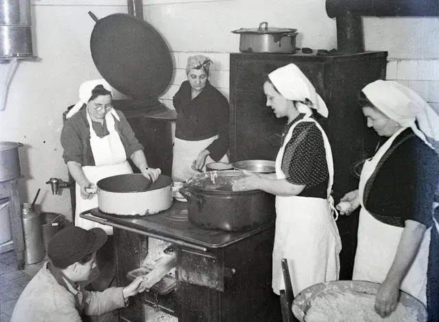Olcsó régi magyar ételek, amiket újra meg kellene kóstolnunk! Háziasszonyok főznek az 50-es években, egy iskola konyhájában. Forrás: Fortepan / Hámori Gyula