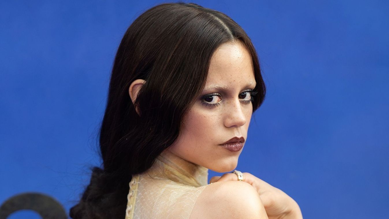 Jenna Ortega új szintre emelte a Wednesday-stílust a premier vörös szőnyegén