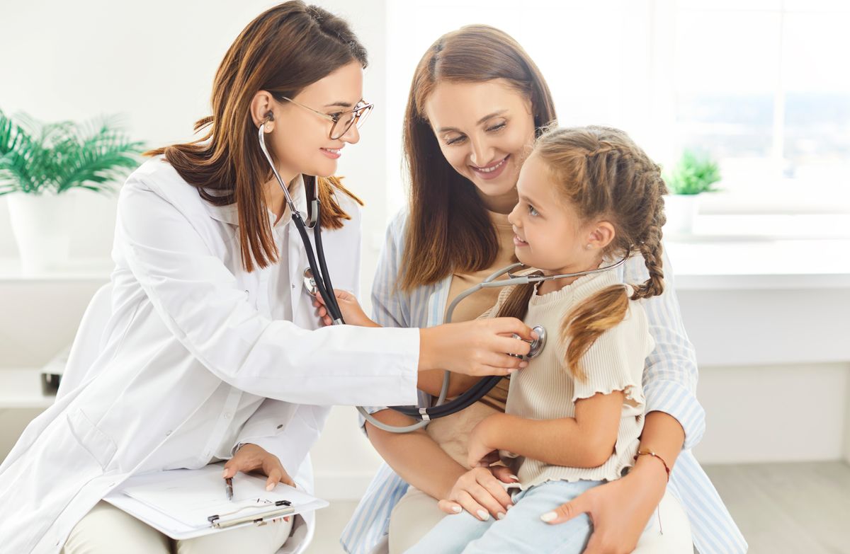 Pediatrician,Checking,Little,Girl,Patient,Sitting,In,Exam,Room,With, gyerekorvos, gyermekorvos,