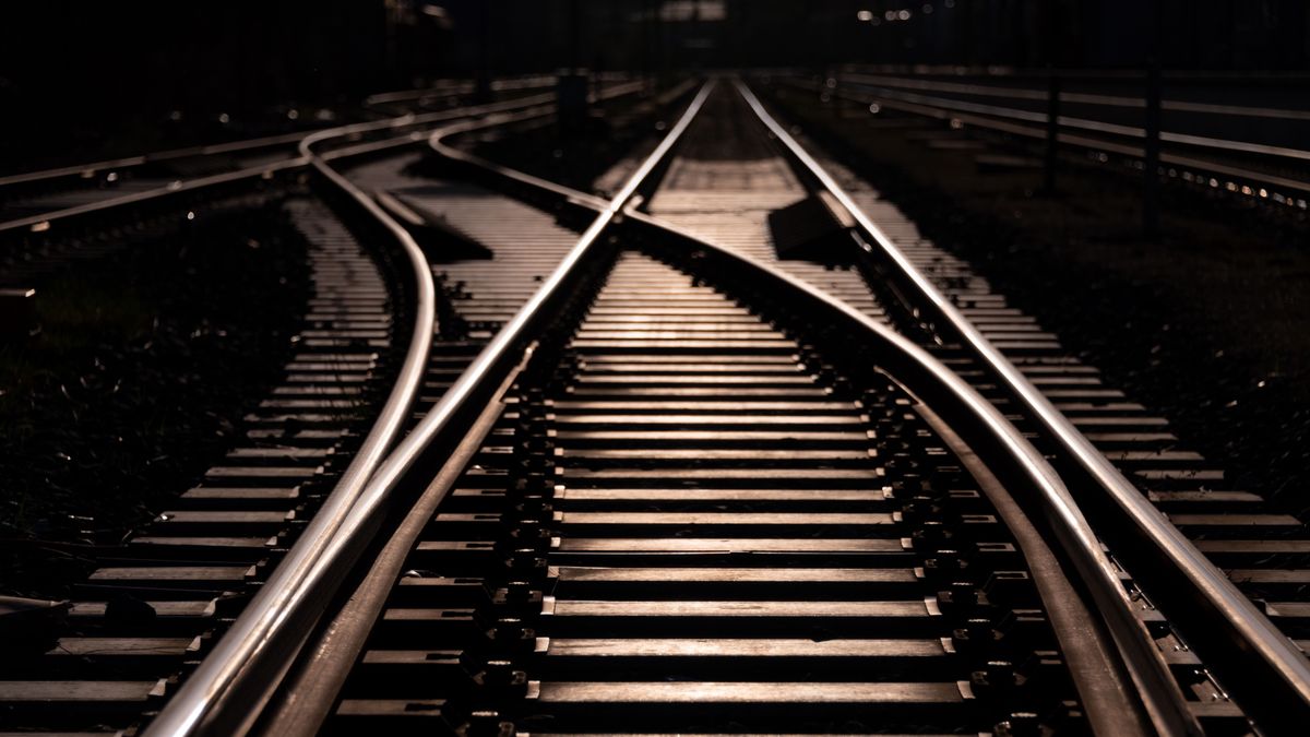 Railway,Track,And,Switches,At,A,Station,In,Letmathe,Sauerland.vonatgázolás öngyilkosság