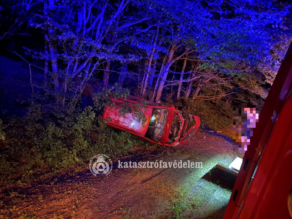 Tűzoltó baleseti segítsége: helyszíni fotón a baleset Szárligetnél