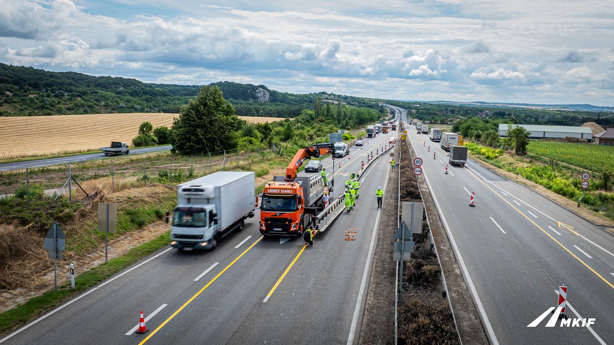 A Magyar Koncessziós és Infrastruktúrafejlesztő Zrt. közölte: elindulnak a főpályát érintő előkészítő munkálatok is az M1-es autópálya szakaszain.