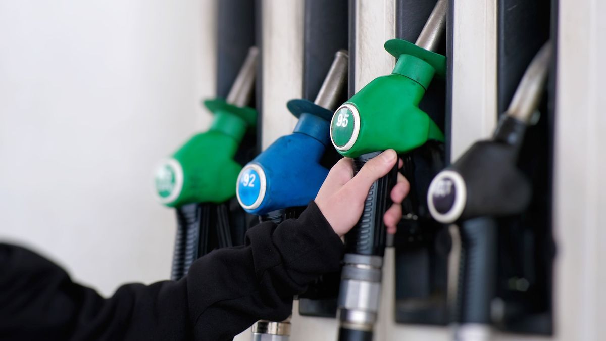 Refueling,At,A,Gas,Station,Understanding,Fuel,Pumps,And,Making, benzin, üzemanyagár, üzemanyagárak