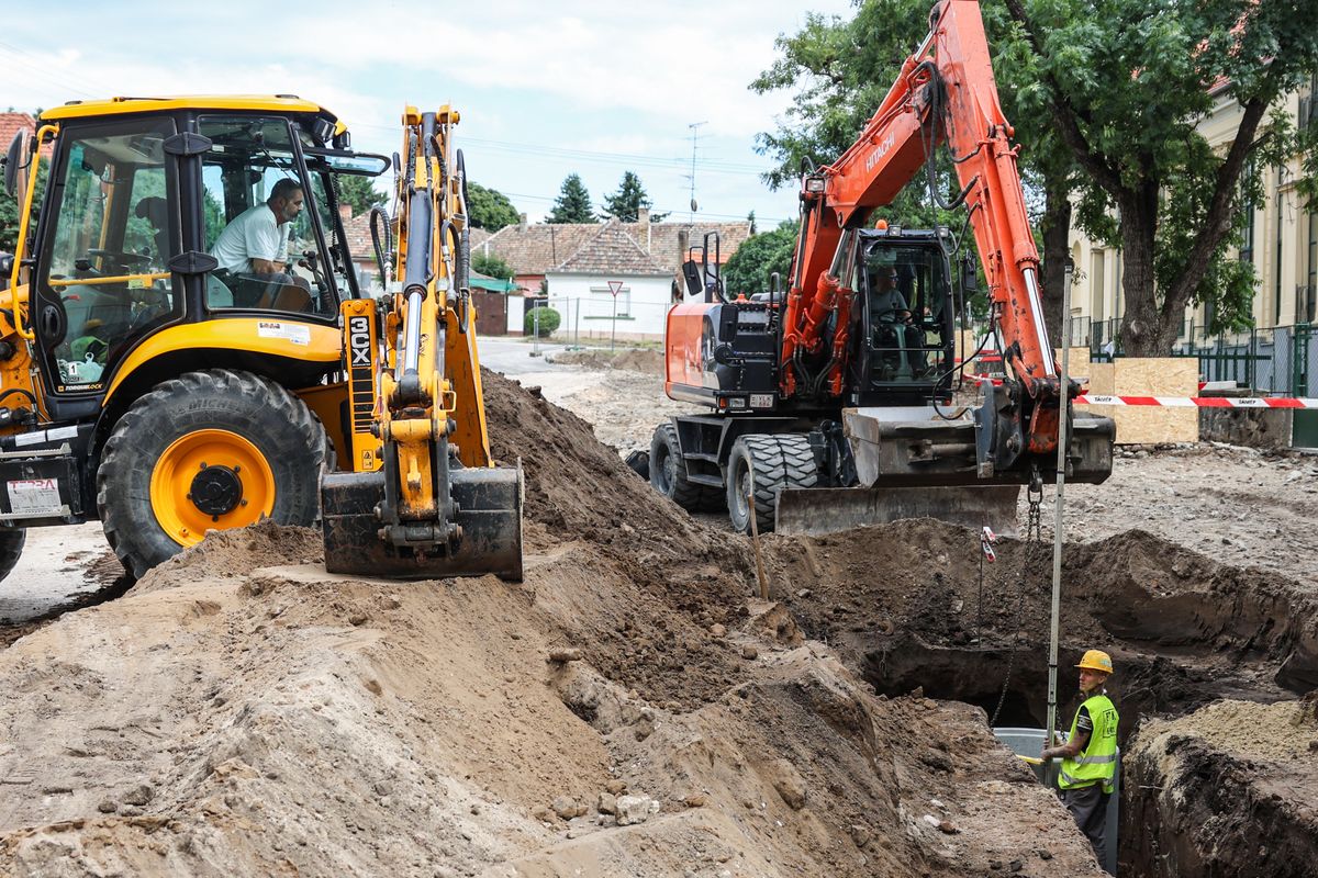 Őszig biztosan zárva marad az iskola előtti parkoló a II. János Pál téren, miután megkezdődtek a csapadékvíz-elvezetési munkák. A tatai parkoló teljes burkolatát és vízelvezető rendszerét korszerűsítik.