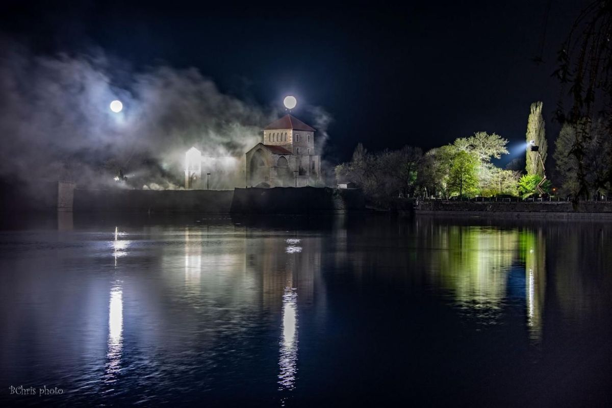 A népszerű fantasy sorozat több ikonikus jelenetét a budapesti Origo Filmstúdióban forgatták le, egészen különleges technikai megoldásokkal. Misztikus tájak, véres csaták és fenevadak – ez a Witcher világa.