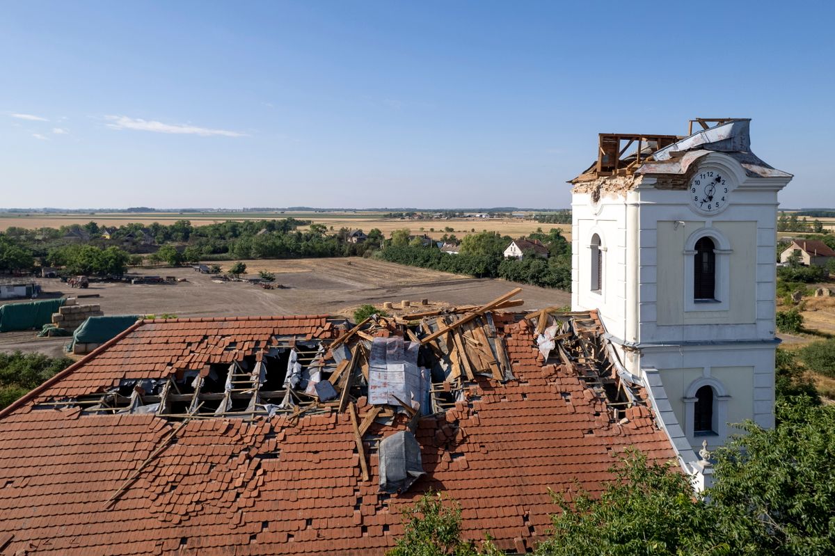 A hirtelen lecsapó vihar végigsöpört az országon, óriási károkat hagyva maga után tetőket szakított le, falakat repesztett, autókat zúzott össze a szél.