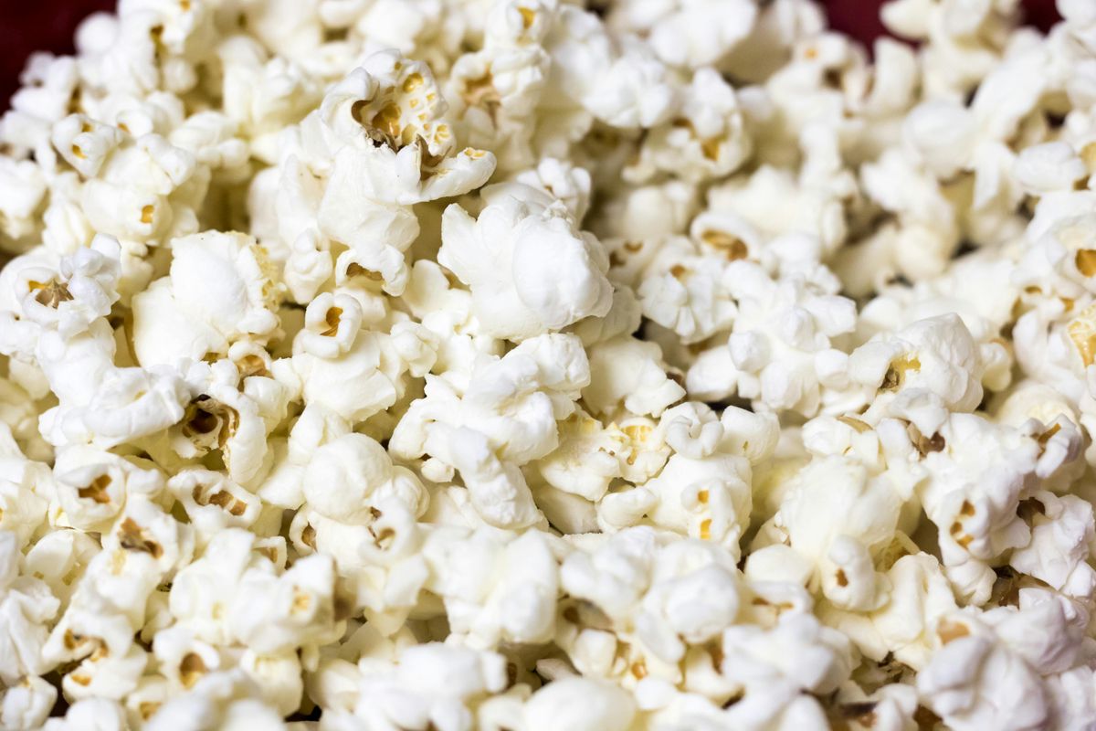 Határérték feletti PFOA és PFDA anyagokat találtak többféle Popz popcorn csomagolásában. A Nébih figyelmezteti a fogyasztókat: ne egyék meg a terméket! Forrás: illusztáció / pexels.hu