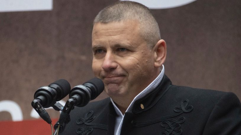 Egyre dagad a zsírleszívós botrány. A Tisza Párt hallgat Magyar Péter tanácsadójának plasztikai műtétje miatt. Ruszin-Szendi Romulusz a vádakat nem cáfolta.
