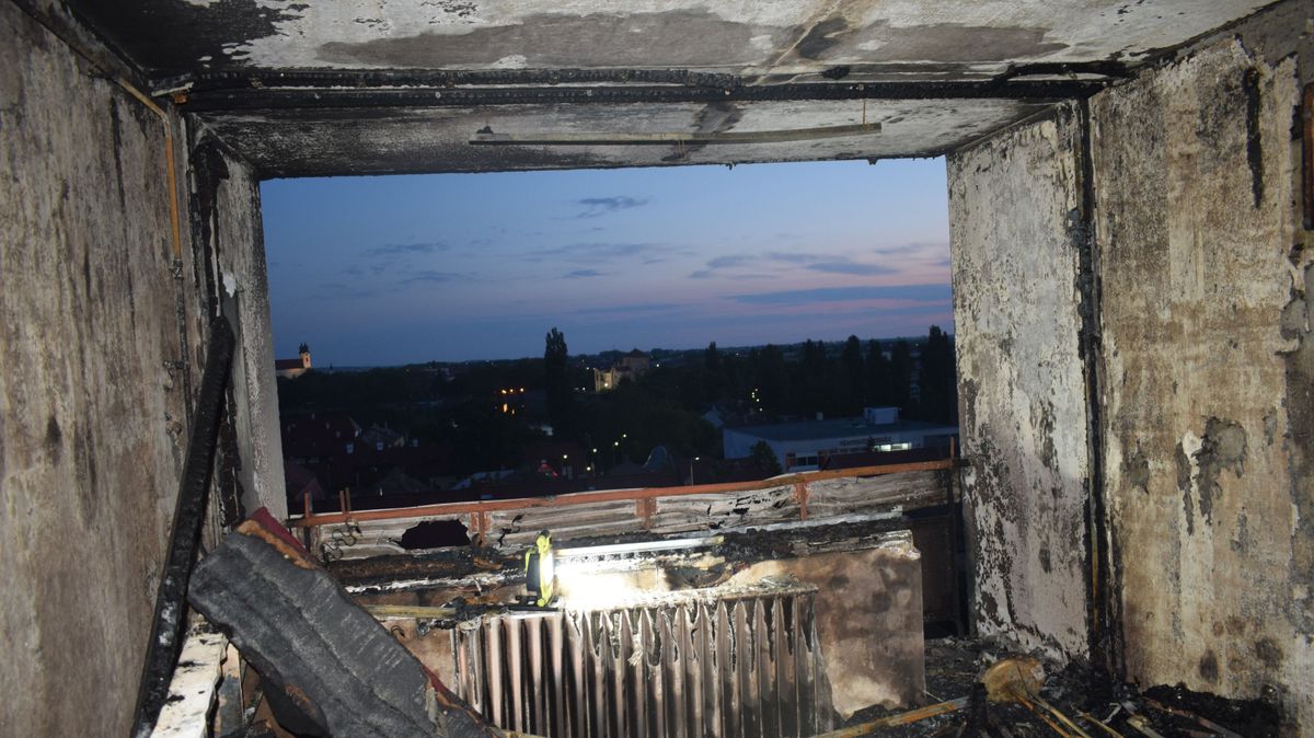 Helyszíni fotókon a pusztítás nyomai. A szomszédok szerint a lakók felelőtlensége vezethetett a tatai lakástűzhöz.