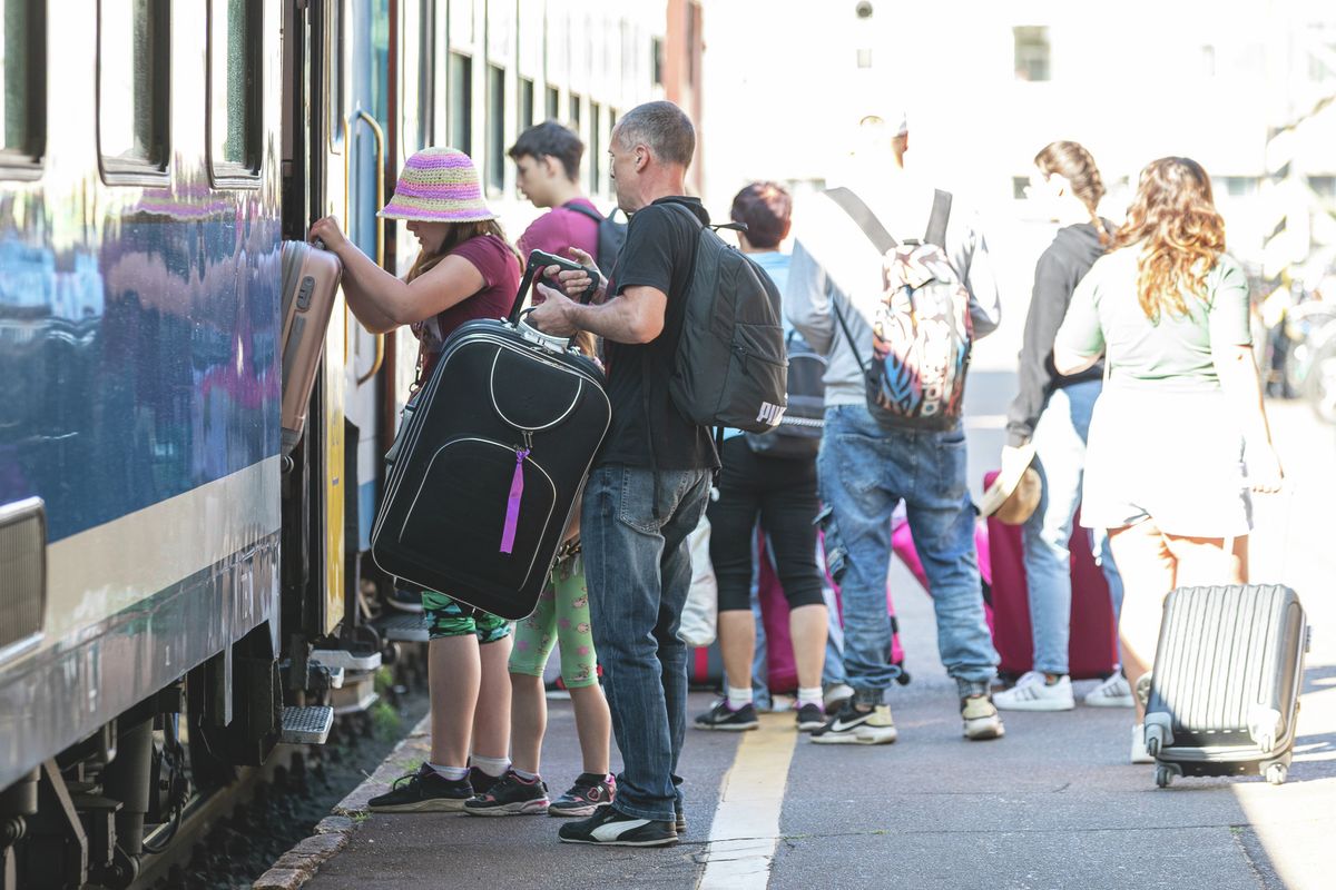 A vakáció nemcsak a pihenésről, hanem sok családban a nagy utazásokról is szól. Akinek kisgyereke van, annak most érdemes utánanézni, milyen kedvezmények járnak. Sokkal több az ingyenes utazási lehetőség, mint elsőre gondolnánk.