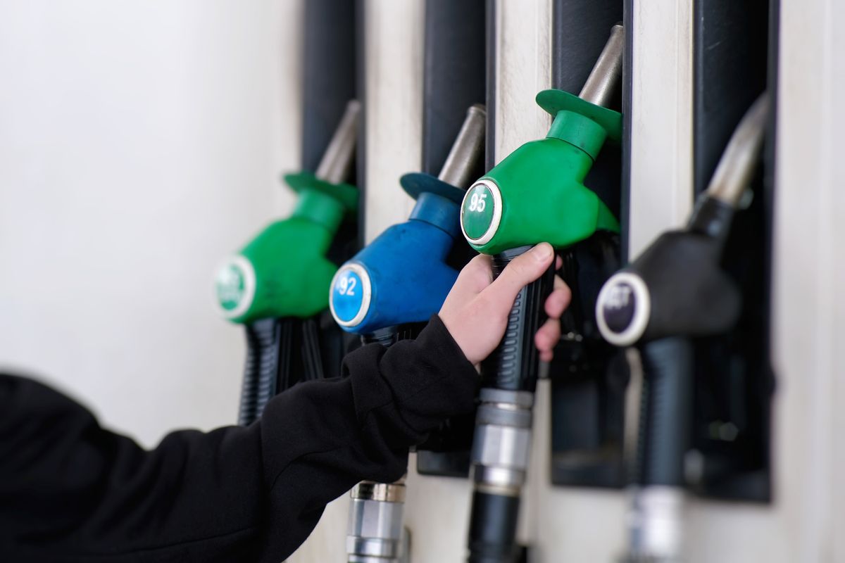 Refueling,At,A,Gas,Station,Understanding,Fuel,Pumps,And,Making, benzin, üzemanyagár,