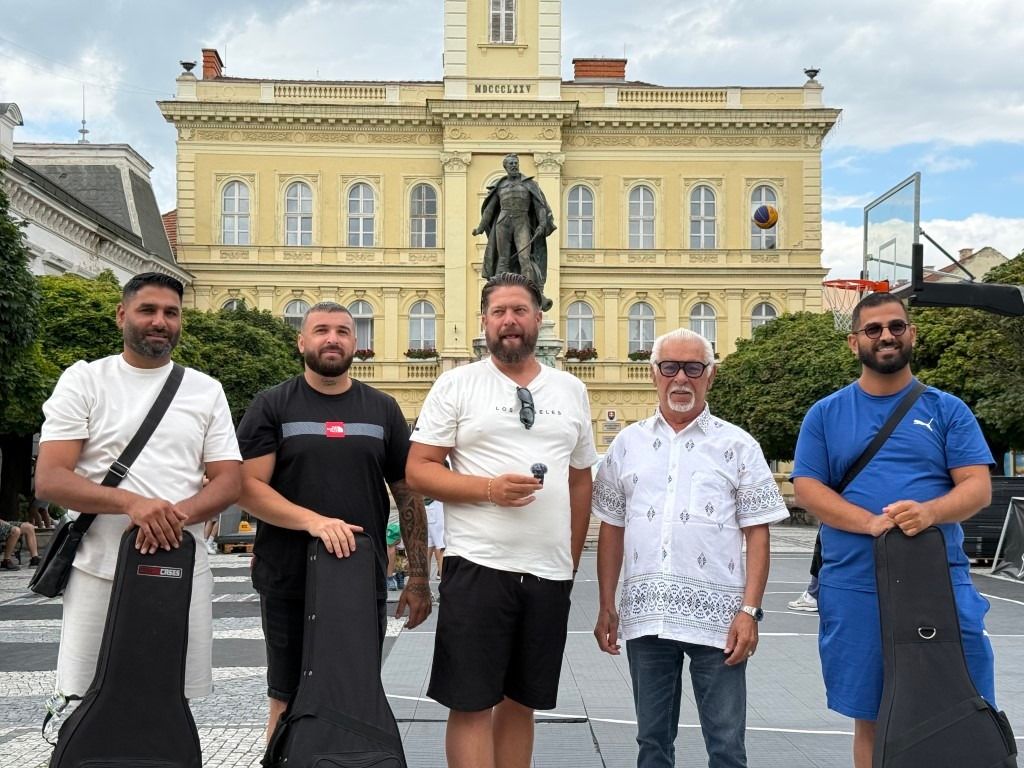 Különleges élményben részesültek a komáromiak: a világhírű Gipsy Kings egykori tagja, Pablo Reyes, fia Tony Reyes, valamint zenekaruk zenével és mosollyal töltötték meg a Klapka teret.