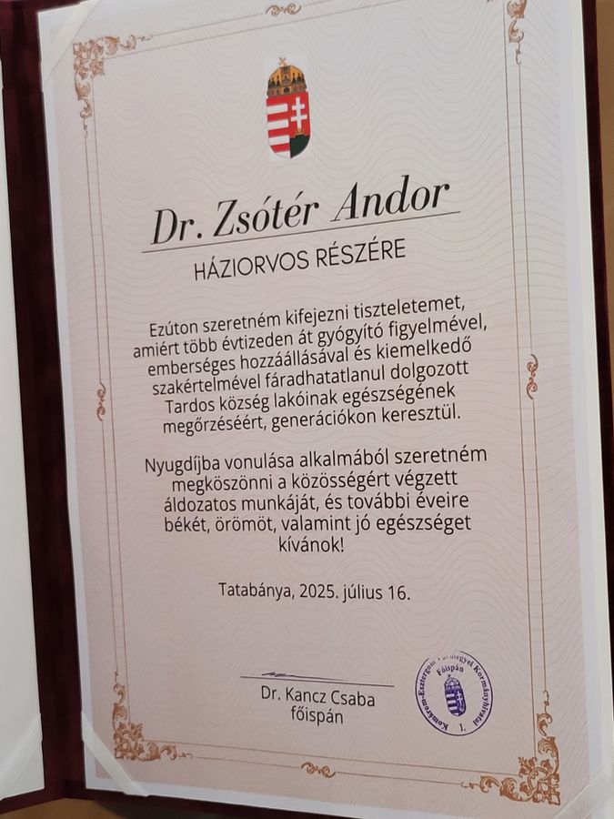 Utolsó rendelésére egykori és mostani páciensei is elkisérték. Tardos szeretett háziorvosának nevét mostantól emléktánla őrzi a rendelő falán.