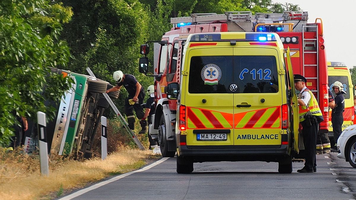 Buszbaleset történt a főúton, több gyermek súlyosan megsérült