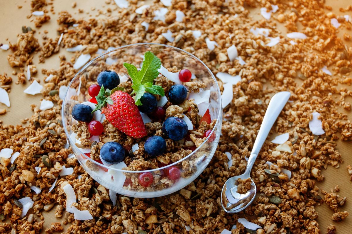 Egyszerű granola recept házilag, ami a bőrszépítő ételek közül az egyik legfinomabb. Indítsd egészséges reggelivel a napod! Forrás: pexels.hu