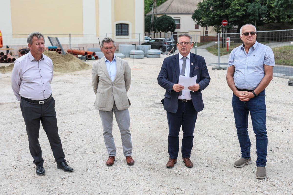 Őszig biztosan zárva marad az iskola előtti parkoló a II. János Pál téren, miután megkezdődtek a csapadékvíz-elvezetési munkák. A tatai parkoló teljes burkolatát és vízelvezető rendszerét korszerűsítik.