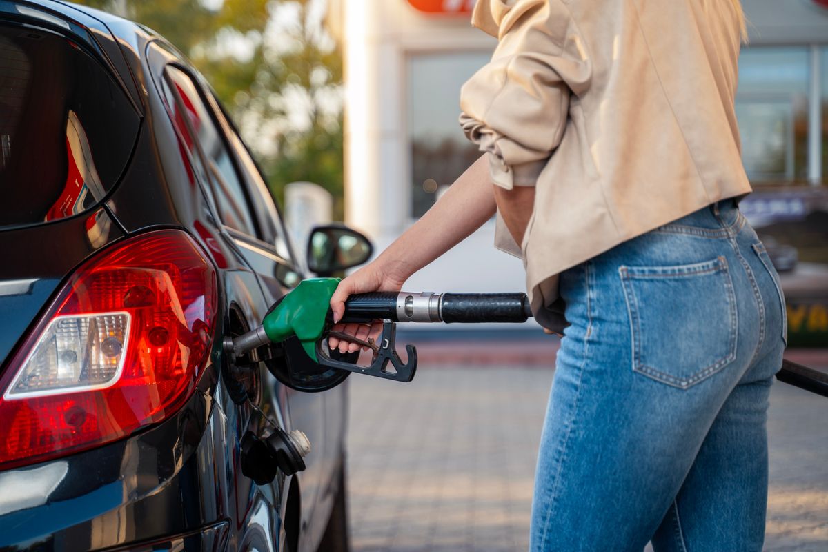 Unrecognizable,Woman,Fills,Up,Car,Tank,On,The,Gas,Station, benzin, gázolaj, üzemanyagárak