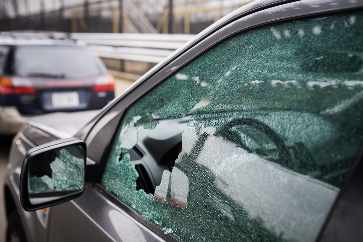 Close-up,Of,A,Broken,Driver's,Window,Of,A,Car,Smashed, rongálás, betörés, bűntény, 