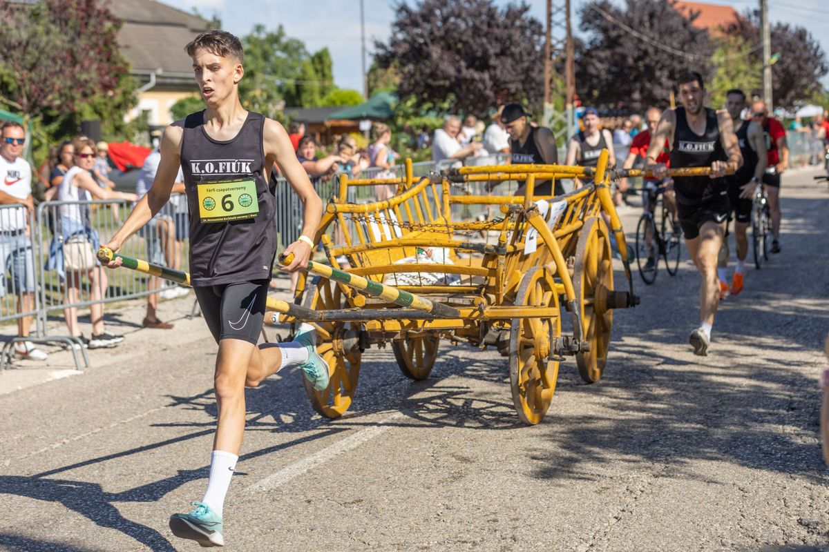 Rohanva tolták a kocsi kocsit a legények