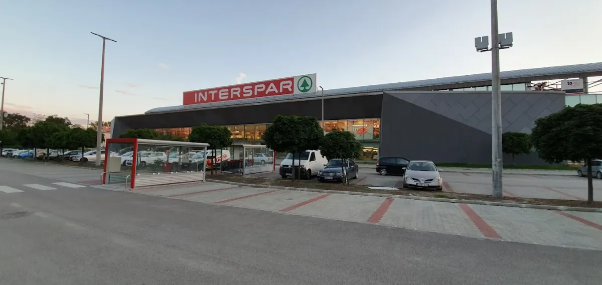 Az INTERSPAR tatabányai parkolása, ahol július 21-től módosul a parkolási szabály  Forrás: interspar.hu