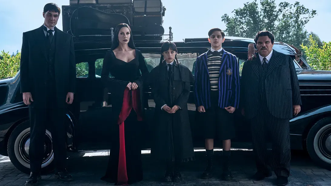 Wednesday Addams víziói az új évadban a végzet és a halál sötét árnyékában zajlanak a Nevermore Akadémia hátterében. Forrás: Netflix
