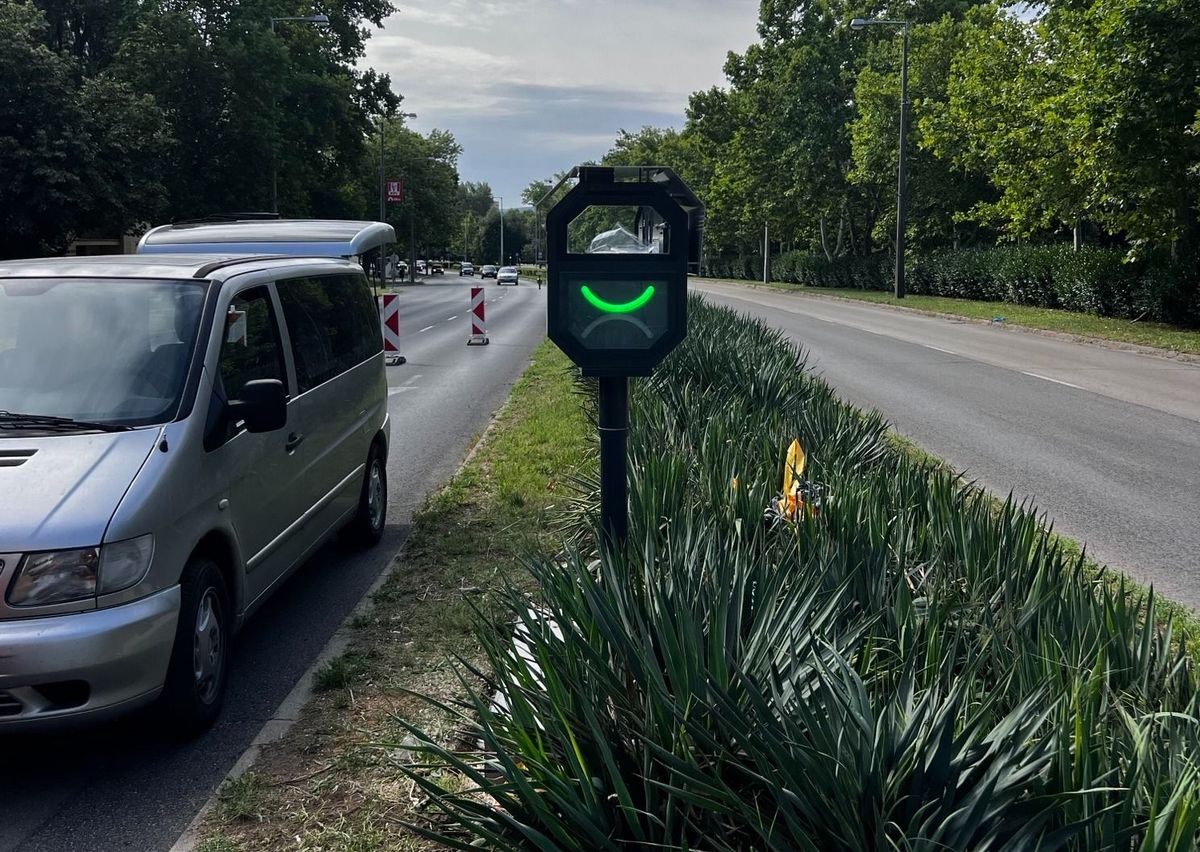 Három új helyszínen mérik a sebességet. Mosolygós vagy szomorú arccal jeleznek a sofőröknek. Vagyis a trafibox a gyorshajtókat figyelmezteti.