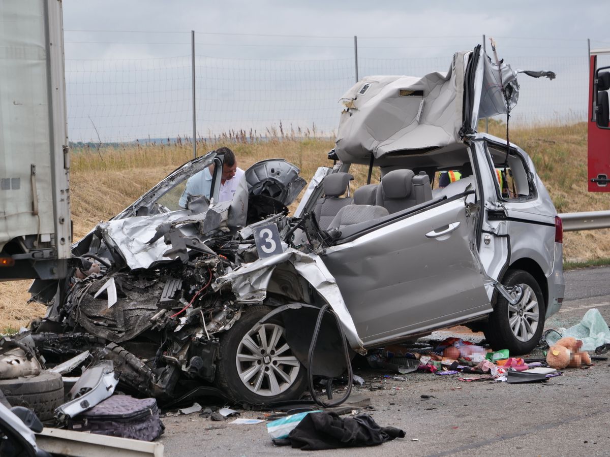 Újabb részletek derültek ki a sokkoló tragédiáról. Az M1-es autópályán bekövetkezett július eleji horrorbalesetben négyen haltak meg, köztük egy négy éves kisgyerek.