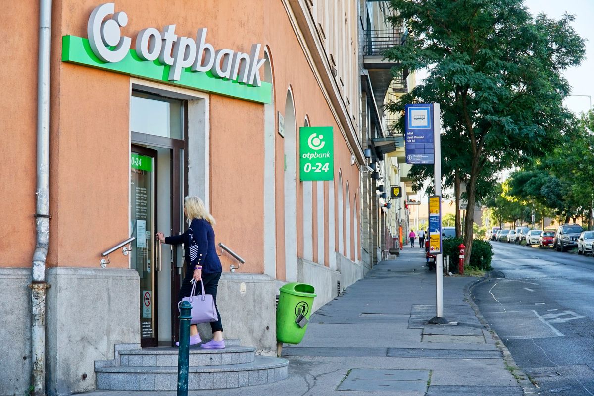 Budapest,,Hungary,-,Oct,2,,2023:,People,Entering,The,Otp