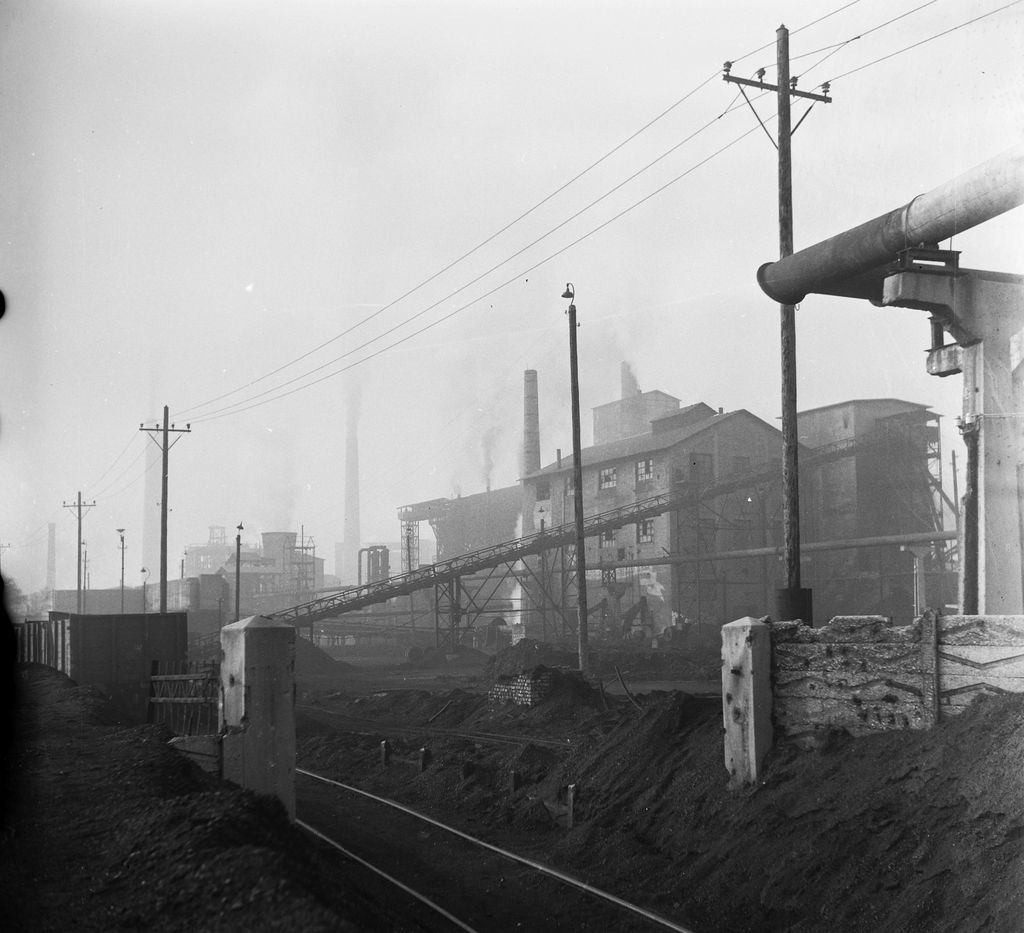 Dorogi Szénfeldolgozó Vegyipari Vállalat (később a Kőbányai Gyógyszerárugyár Dorogi Gyáregysége) az Esztergomi út felől nézve, 1955