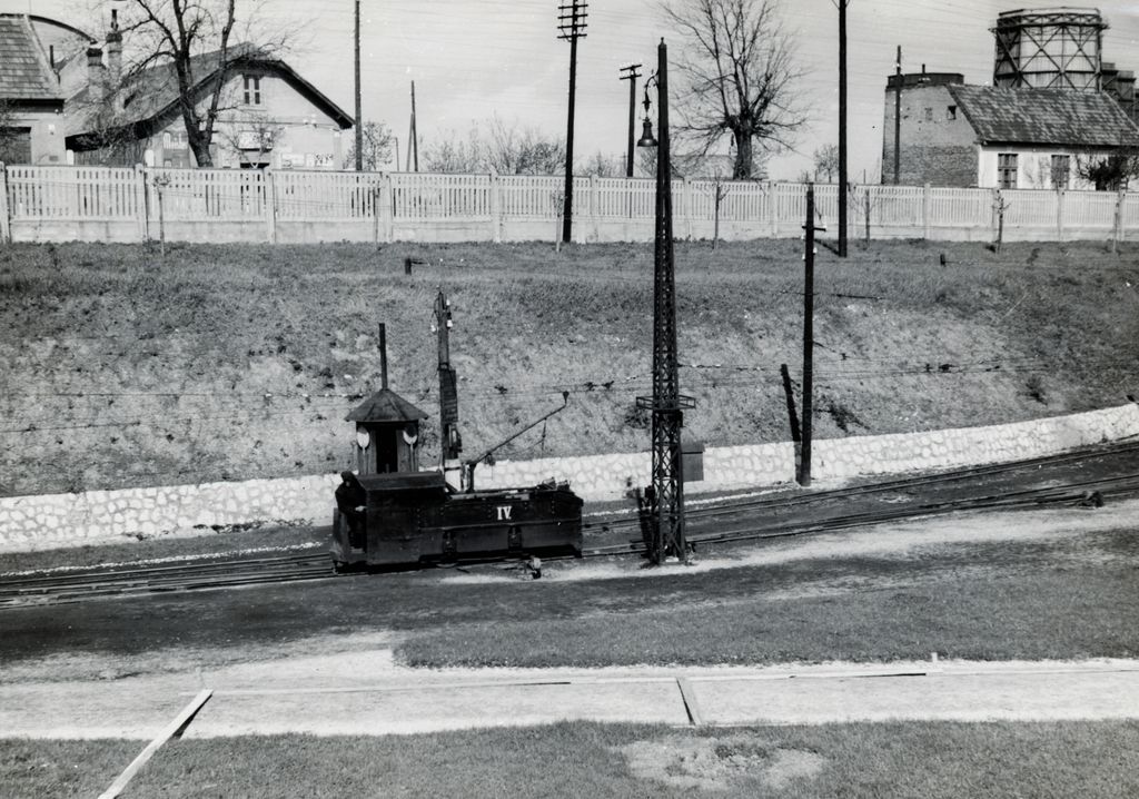 Ganz bányamozdony a Dorogi (egykor Reimann) altáró előtt, 1935