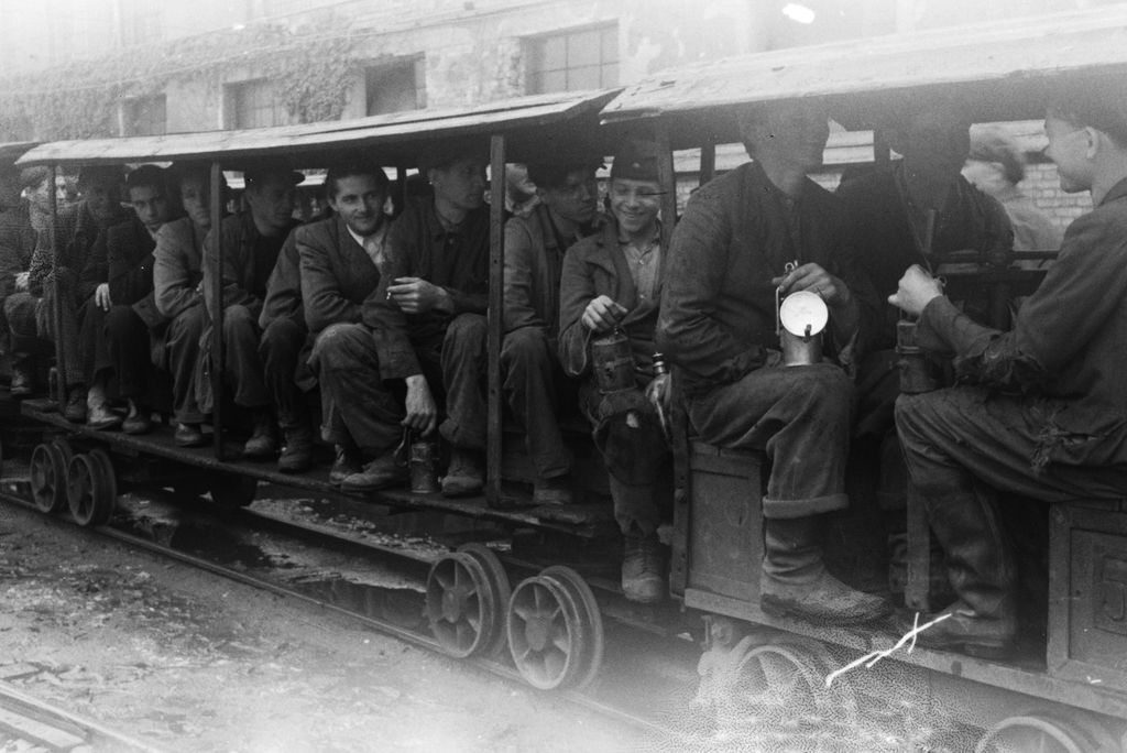 Dorog, bányászokat szállító népesvonat, 1949