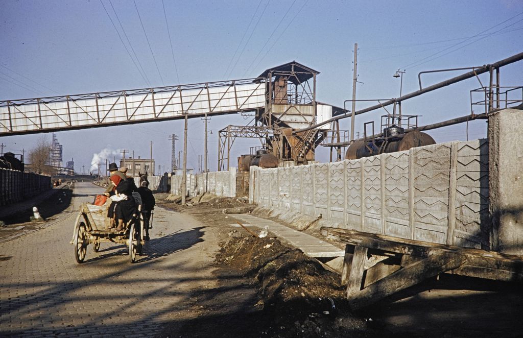 Dorog, Esztergomi út, balra a Dorogi Szénfeldolgozó Vegyipari Vállalat (később a Kőbányai Gyógyszerárugyár Dorogi Gyáregysége), jobbra a kerítés mögött a vasútállomás területe, 1960