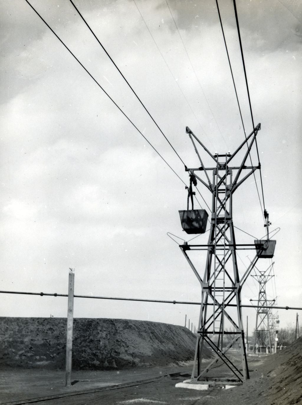Szénszállító drótkötélpályája a bánya és a Dorogi Szénbányák szállító és elosztó részlegének szénrakodója között, 1935