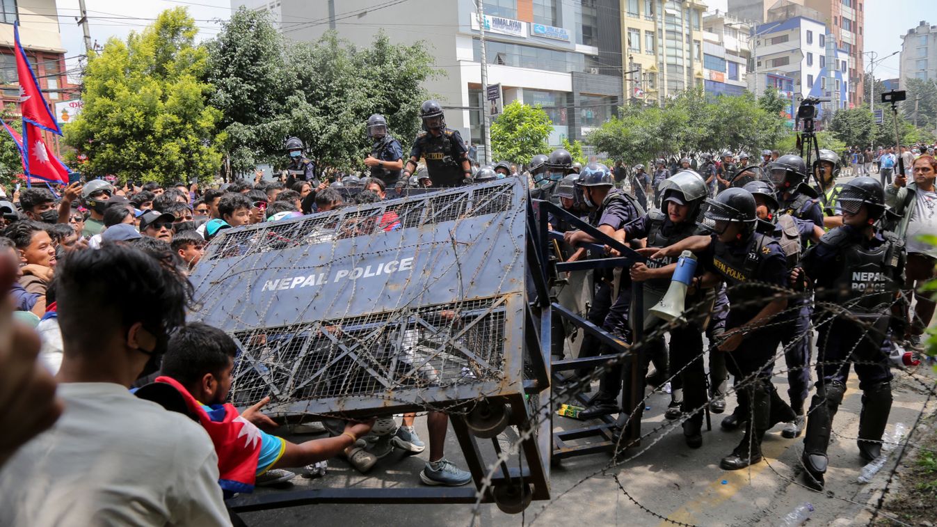 Betiltották a közösségi médiát: véres tüntetések, 19 halott, sebesültek