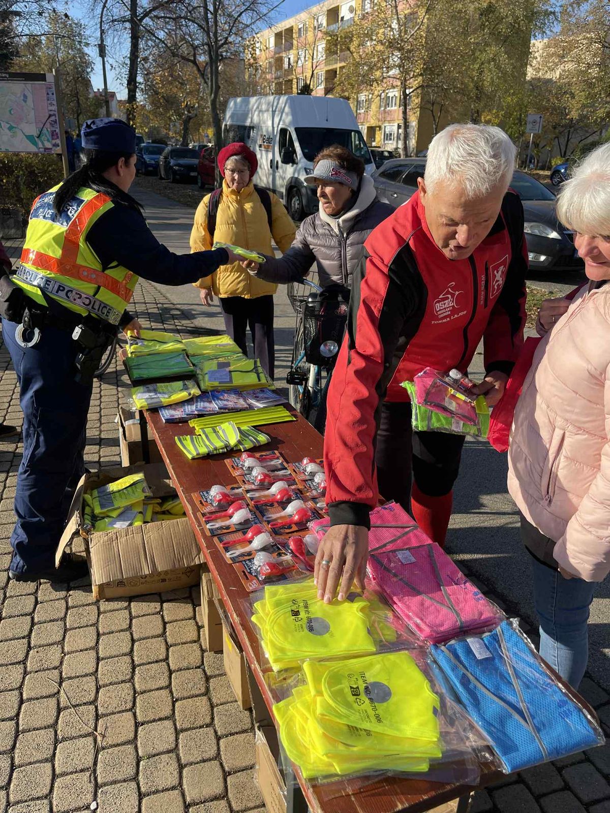 A közlekedésbiztonsági akció fényvisszaverő mellényeket, karpántokat, kerékpárra szerelhető lámpákat osztottak a rendőrök