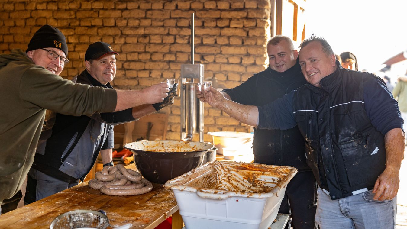 Hagyományőrző disznóvágás Környén - idén negyedik alkalommal mulat a közösség Kép