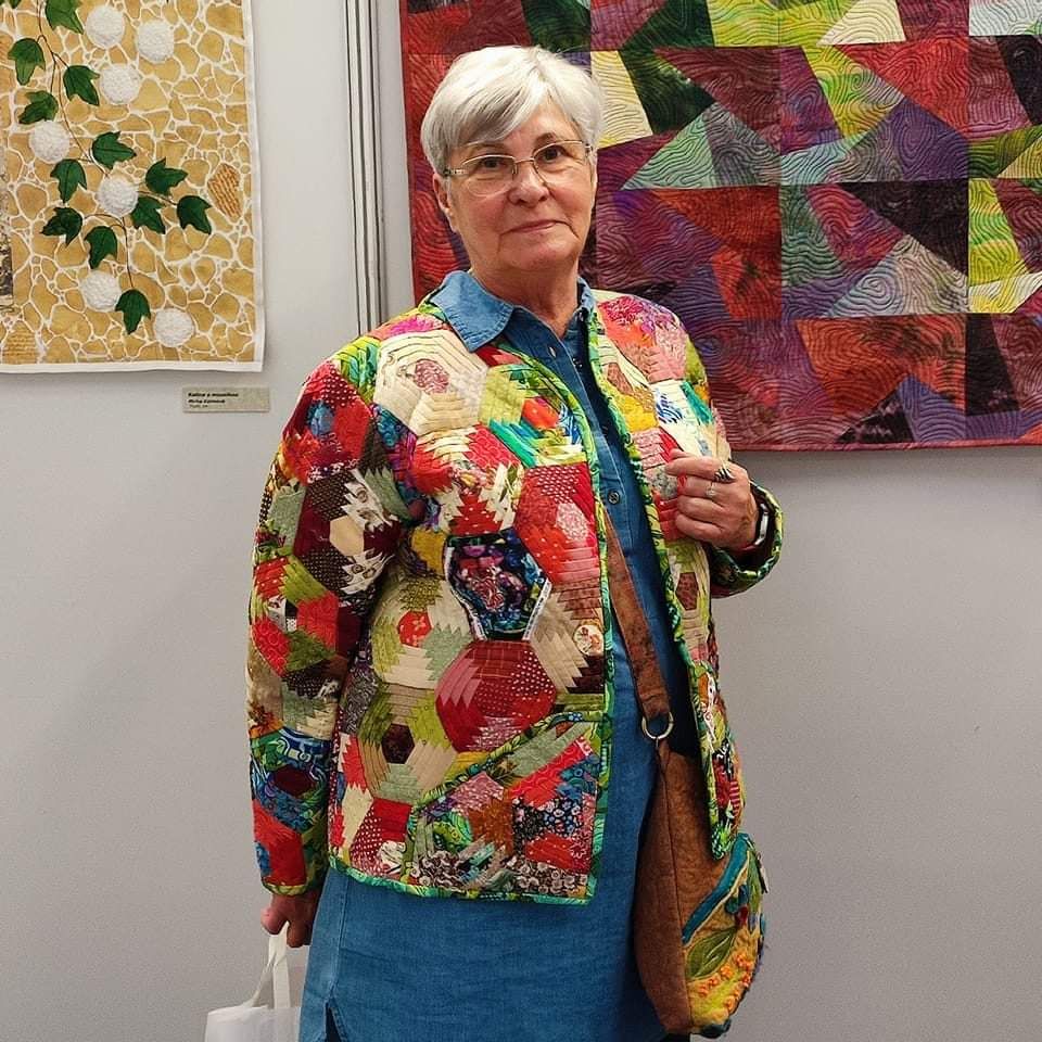 A bábolnai kézműves Szabó Lászlóné Marika majdnem 4000 maszkot készített a covid idején így segítve a városnak önzetlenségből és kedvességből