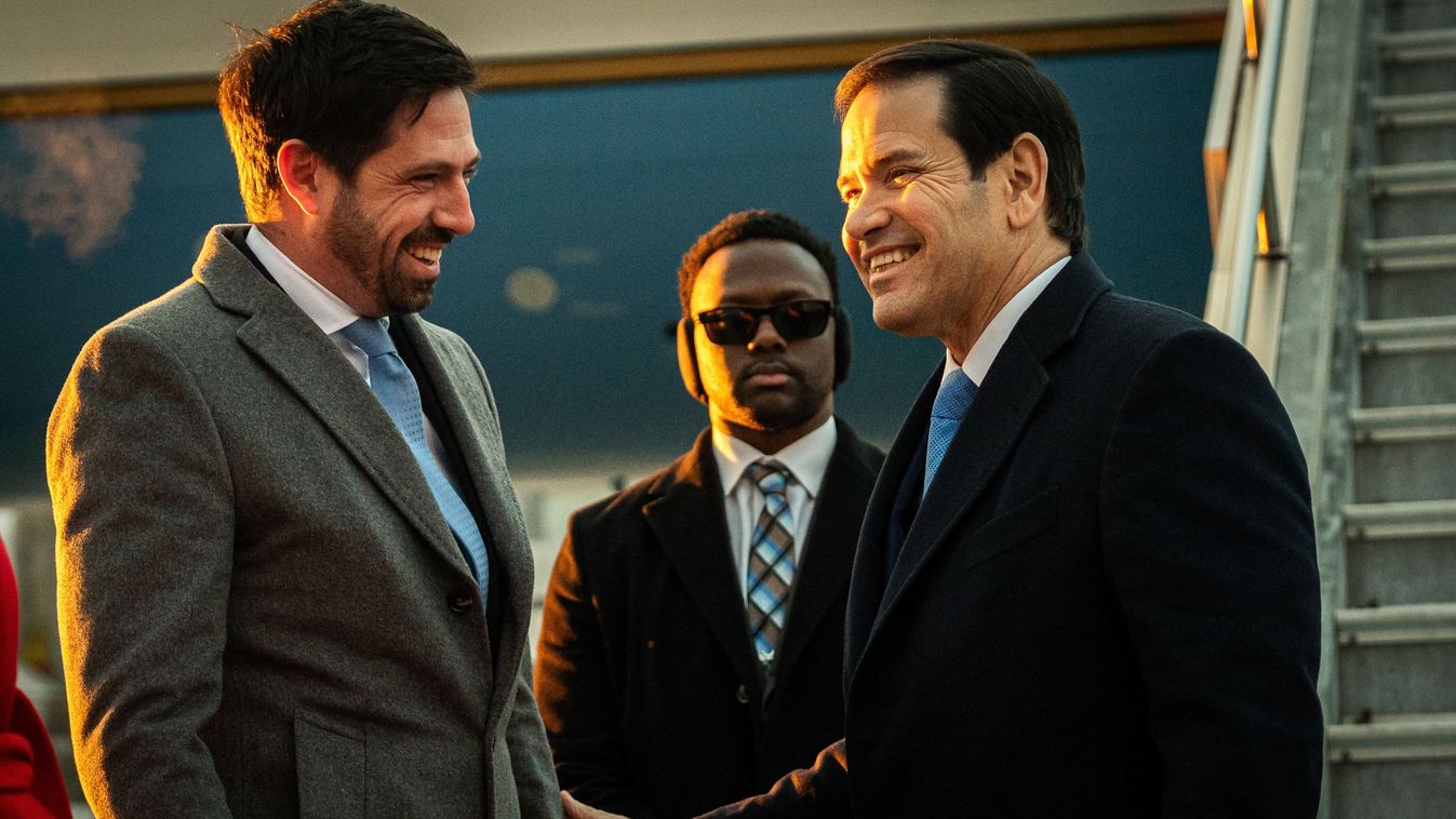 Exkluzív fotók: így érkezett meg az amerikai külügyminiszter Magyarországra Kép