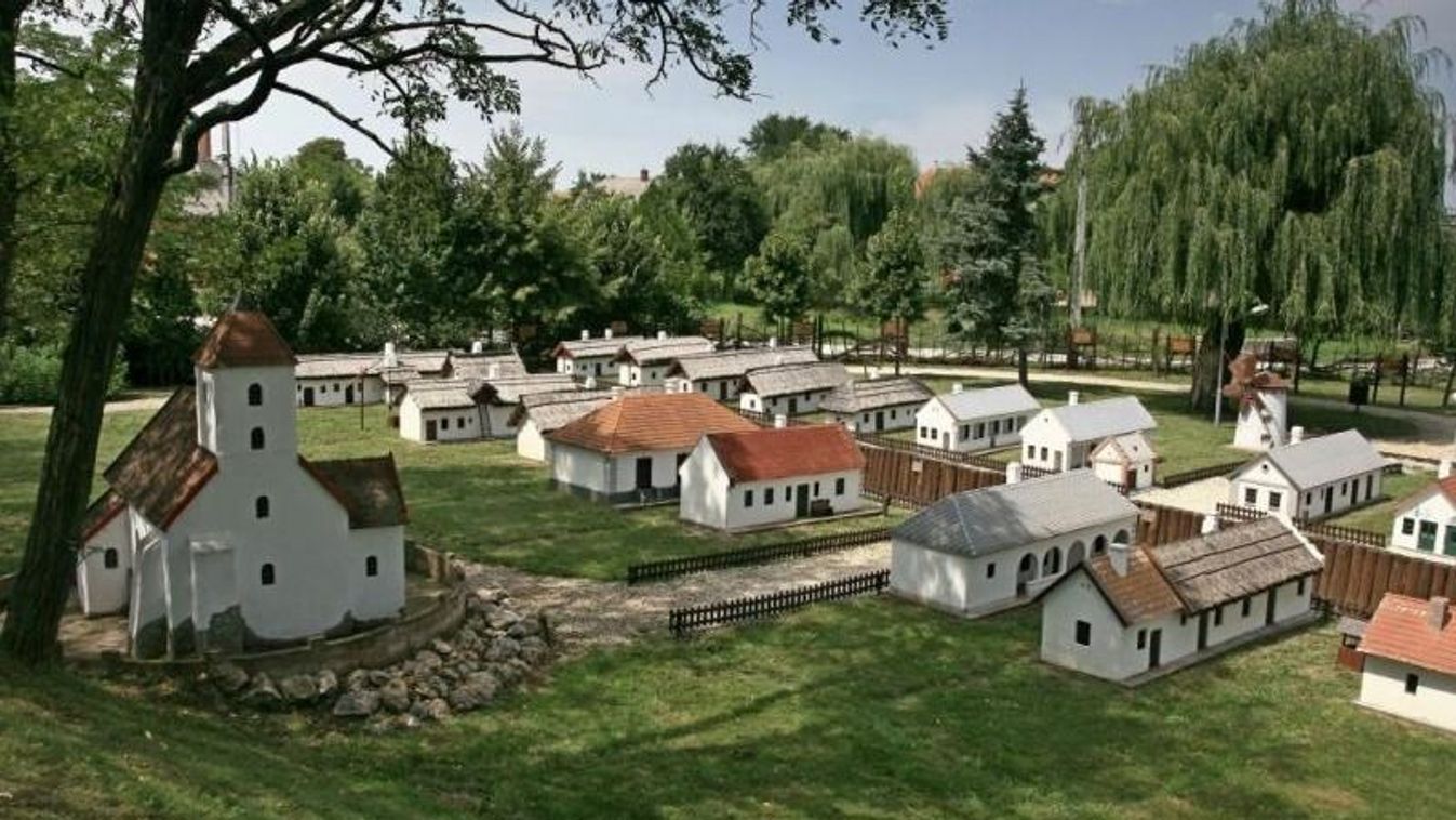 Aprócska házak őrzik a régmúlt faluk hangulatát Ászáron