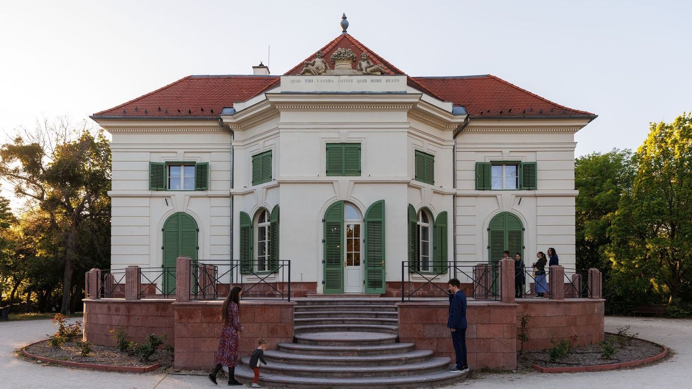 Újranyitotta kapuit a tatai Esterházy Nyárilak, az Angolkert ékköve