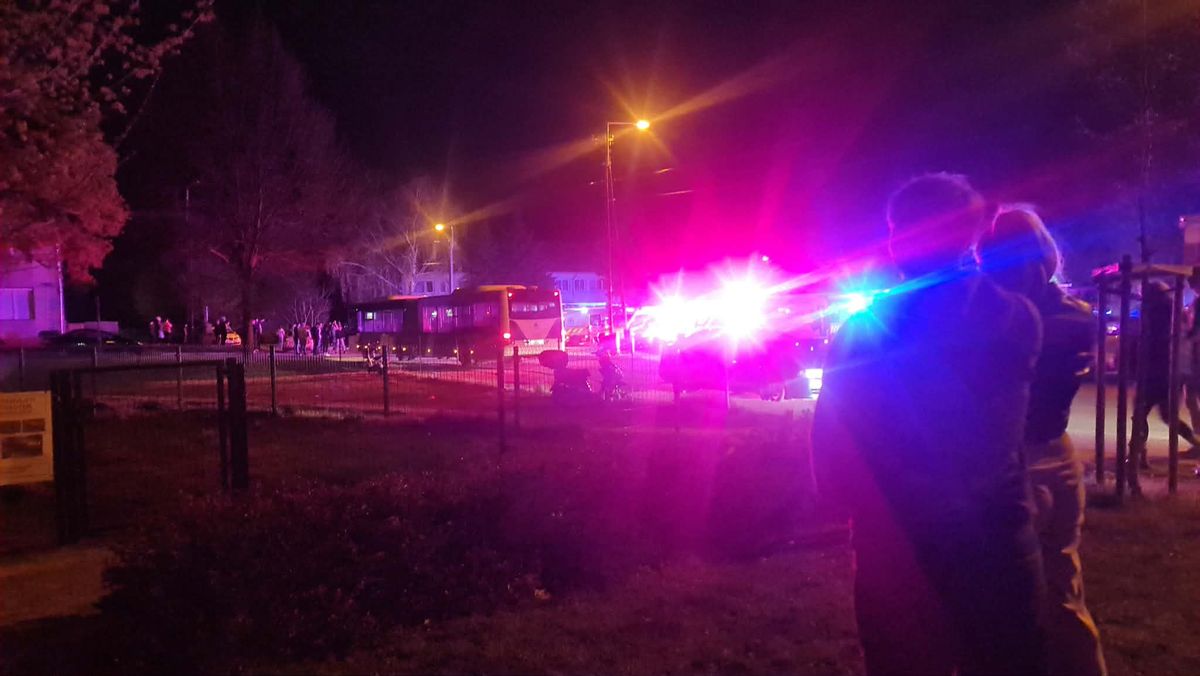 Tűzoltók és mentők dolgoznak a Puskin utcai idősotthon tűz helyszínén Tatabányán