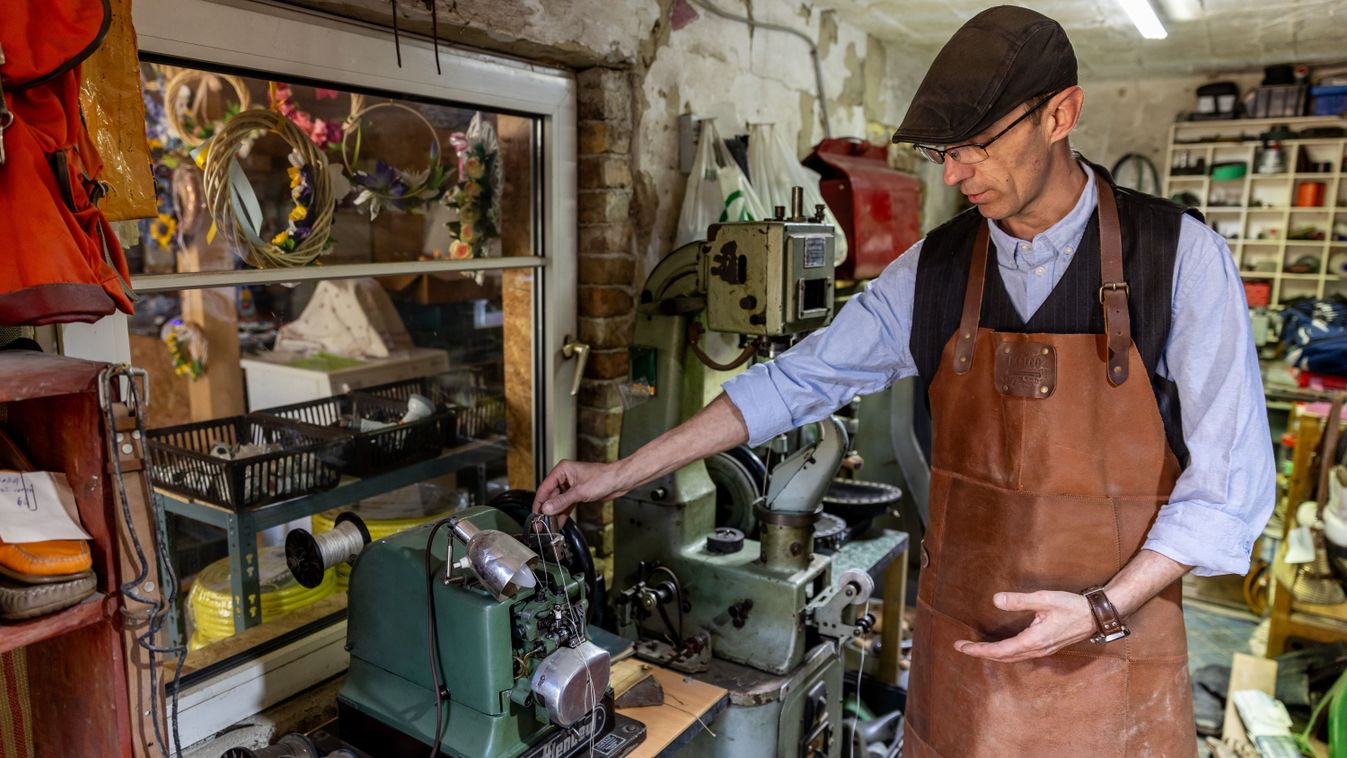 300 órát is beleöl egy lábbelibe a szárligeti suszter, kuriózumokba lehel...