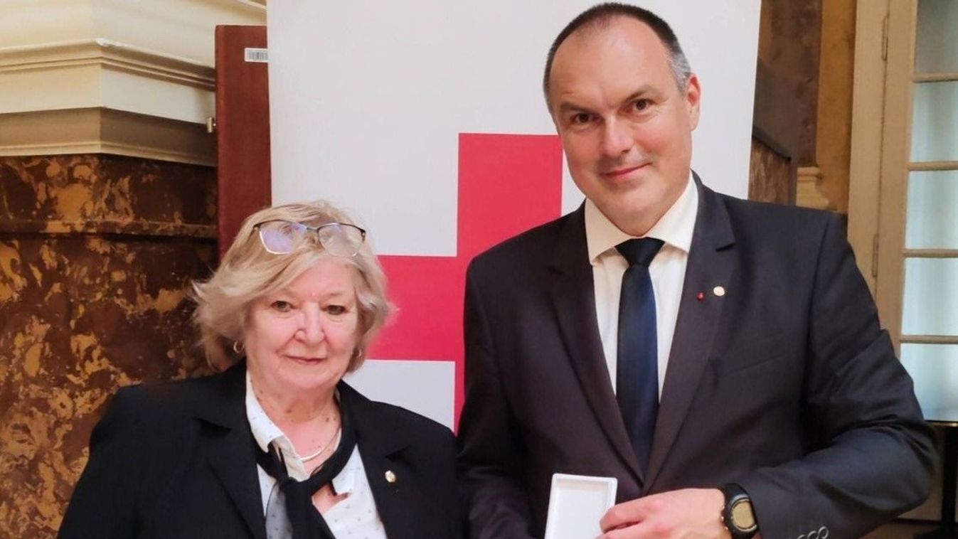 Aranyat érő segítség: rangos állami kitüntetést hozott Komáromba a helyi civil...